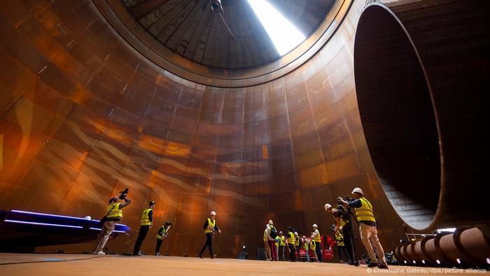 La central está equipada con un tanque de almacenamiento de calor con una capacidad de 56 millones de litros, que según la empresa es el mayor tanque de almacenamiento de calor de Alemania. 