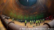 El interior del gran tanque térmico para almacenar agua caliente en Berlín, Alemania.