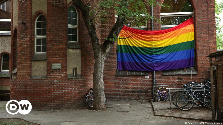 Eine Moschee in Berlin hisst die Regenbogenfahne zur Unterstützung der LGBT-Community |  Neuigkeiten |  DW