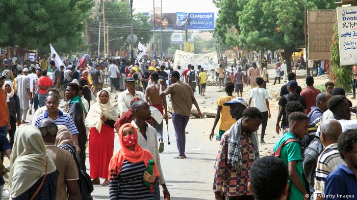 متظاهرون في العاصمة السودانية الخرطوم (1/7/2022)