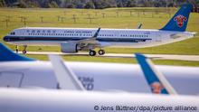Eine für die Fluggesellschaft China Southern gebaute Airbus-Maschinen vom Typ A320neo wird auf dem Flughafen Rostock-Laage zu einer Parkposition geschleppt. Wegen der Corona-Krise können die Maschinen nicht ausgeliefert werden. Bis zu 15 neue Flugzeuge können auf dem Vorfeld abgestellt werden.
