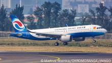 Peking, China 2 Oktober, 2019: Ein Airbus A320neo Flugzeug der Chongqing Airlines mit dem Kennzeichen B-305P auf dem Flughafen Peking PEK in China *** Beijing, China 2 October, 2019 An Airbus A320neo aircraft of Chongqing Airlines with registration number B 305P at Beijing PEK airport in China. 1084202699