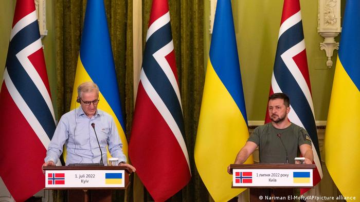 El primer ministro noruego Jonas Gahr Støre (izquierda en la foto) y el presidente ucraniano Volodimir Zelenski (01.07.2022)