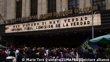 La cartelera de un teatro en Bogotá el día de la presentación del Informe de la Verdad, el 28 de junio de 2022: Hay futuro si hay verdad. Informe final Comisión de la Verdad.