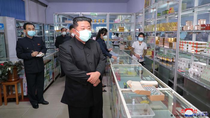 El líder norcoreano Kim Jong-un (frente), con una máscara facial en medio del brote de COVID-19, inspecciona una farmacia en Pyongyang.