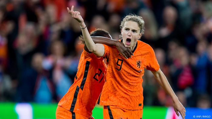 Vivian Miedema viert een doelpunt voor Nederland