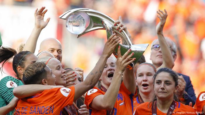 Nederland viert feest met trofee na winst EK Dames 2017