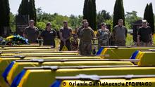  Comrades-in-arms of soldier Oleksiy Suvorov, a member of a sapper unit who died on June 20 at the age of 38, attend his burial at the Krasnopilske cemetery in Dnipro, Ukraine, 02 July 2022. A funeral can reveal many things, including how the war in Ukraine has turned into a brutal artillery duel. Of the 13 coffins buried in a Dnipro cemetery - in the rear of the Donbas battle - eight of them were unidentified Ukrainian soldiers. Artillery war increases unidentified Ukrainian death toll ACHTUNG: NUR REDAKTIONELLE NUTZUNG PUBLICATIONxINxGERxSUIxAUTxONLY Copyright: xOrlandoxBarrax GRAF2342 20220702-dbd10978c92455d8f50e28664a418f00170f1b63