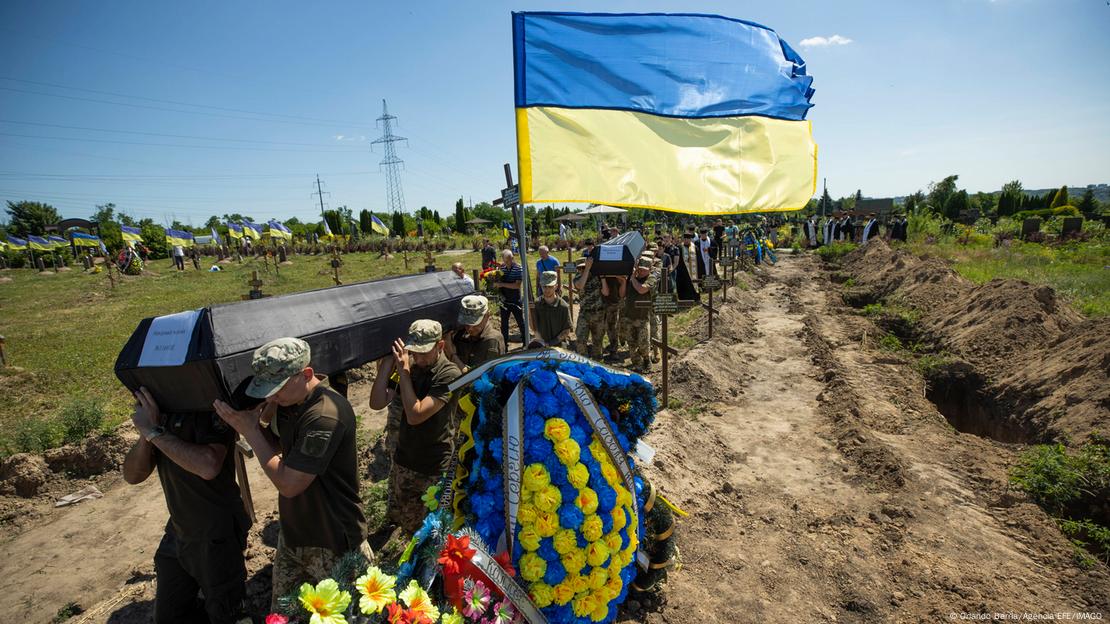 Украински войници погребват свои загинали другари