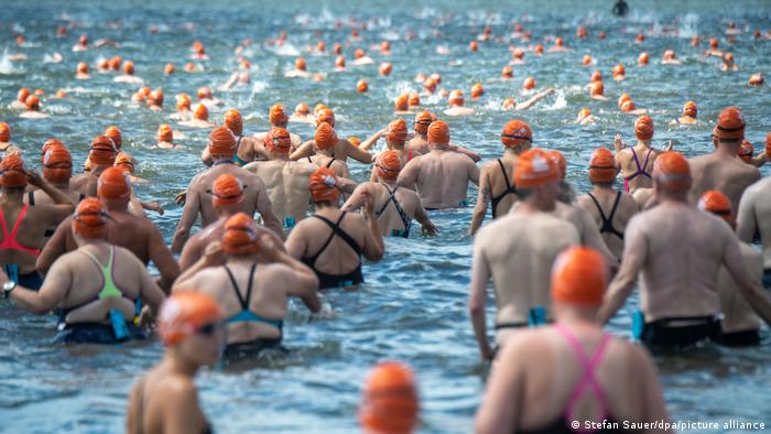 Narandžaste kapice, kako bi ih spasioci lakše videli u vodi, ako zatreba. Oko hiljadu ljudi je u subotu plivalo od ostrva Rigen do Štralzunda na istoku Nemačke, tačno 2.315 metara. Ova trka u Baltičkom moru najstarija je takva trka u zemlji. Redovno je počela da se održava 1965. u DDR-u.