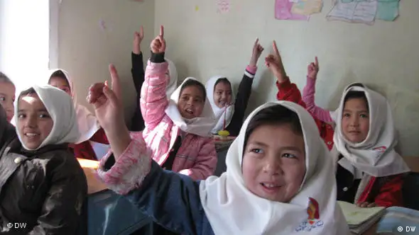 afghanische Schülerinnen melden sich Zu sehen ist die Aktion der DW Learning by Ear in Kabul (Afghanistan), bei der Schülerinnen Schulsachen bekamen und im Gegenzug Bilder über den Frieden anfertigten. Außerdem das Studio, wo die Serie Learning by Ear produziert wird. Die Bilder wurden heute (15.11.2010) von unserem Korrespondenten Hossein Sirat in Kabul in Afghanistan geschickt.