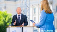 Olaf Scholz in Sunday's ARD interview looks at the moderator