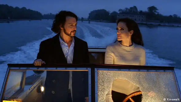 Angelina Jolie und Johnny Depp auf einem Boot - Szene aus TheTourist (Foto: Kinowelt)