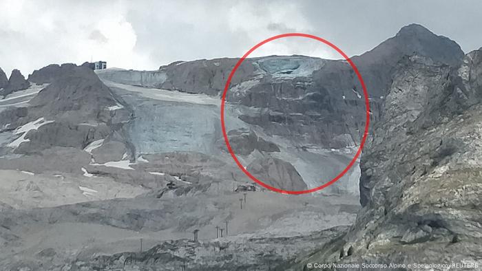 Una foto distribuida por los servicios de rescate alpinos muestra el lugar donde se derrumbó un glaciar de hielo en la montaña Marmolada, Italia.