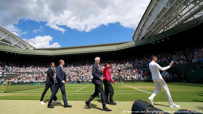 Los excampeones Roger Federer, Stefan Edberg, John McEnroe, Billie Jean King y Novak Djokovic abandonan la pista central el día del centenario del Campeonato de Wimbledon 2022 en el All England Club, Londres.