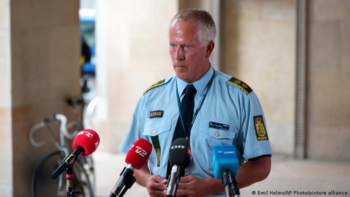 El inspector jefe de la policía de Copenhague, Soeren Thomassen, se prepara para hablar sobre el tiroteo.