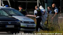 Einsatzkräfte der Polizei führen eine Person zu einem Polizeifahrzeug neben dem Einkaufszentrum Field's. Bei den Schüssen in einem Kopenhagener Einkaufszentrum sind mehrere Menschen getötet worden. Das sagte Polizeichefinspektor Søren Thomassen am Sonntagabend bei einer Pressekonferenz in der dänischen Hauptstadt. +++ dpa-Bildfunk +++