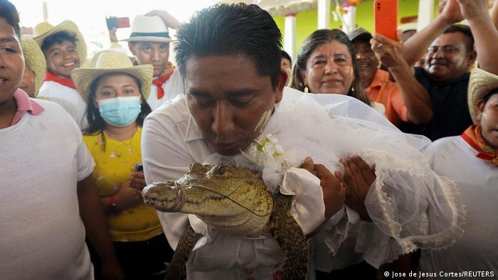 Mexiko | Bürgermeister von San Pedro Huamelula heiratet Aligator