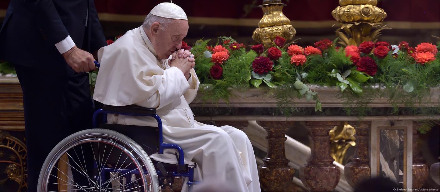 Papa Francisco em cadeira de rodas