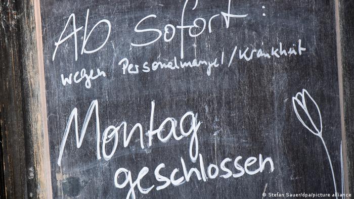 Personalmangel in Deutschland: Aufsteller vor einem Geschäft in Stralsund