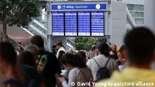 27.6.2022****
Lange Warteschlangen im Düsseldorfer Flughafen. Menschen stehen der Warteschlange, um das Gepäck abzugeben . (zu dpa: «Koffer-Chaos am Düsseldorfer Flughafen») +++ dpa-Bildfunk +++