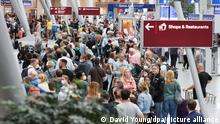 27.6.2022****
Lange Warteschlangen im Düsseldorfer Flughafen. Menschen stehen in der langen Warteschlangen. (zu dpa: «Koffer-Chaos am Düsseldorfer Flughafen»)