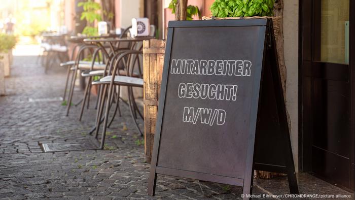 Deutschland Arbeitsmarkt l Jobsuche, Aufsteller vor einem Restaurant mit der Aufschrift Mitarbeiter gesucht. 