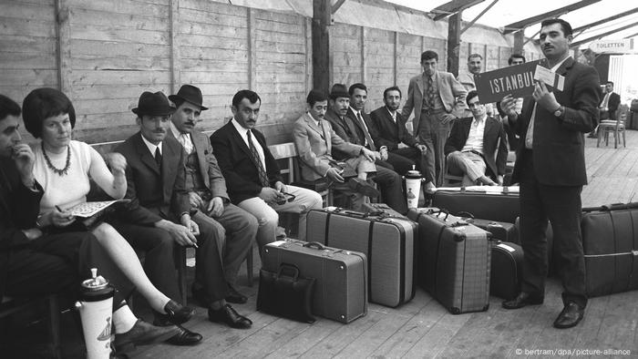 Türkische Arbeitsmigranten im Jahr 1970 auf dem Flughafen in Düsseldorf