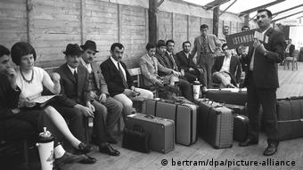 Fotografía en blanco y negro de trabajadores invitados turcos en el aeropuerto de Düsseldorf