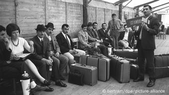 Fotografía en blanco y negro de trabajadores invitados turcos en el aeropuerto de Düsseldorf