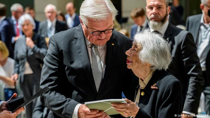 La survivante allemande de l'Holocauste Margot Friedländer offre un de ses livres au président allemand Frank-Walter Steinmeier