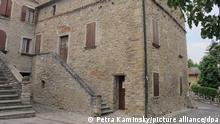 Das Geburtshaus von Benito Mussolini in Predappio in der Emilia-Romagna. Der italienische Diktator wurde hier 1883 geboren. Heute ist dort ein kleines Museum untergebracht. (zu dpa «Heikle Erinnerung: Wo Diktatoren zu Hause waren») +++ dpa-Bildfunk +++