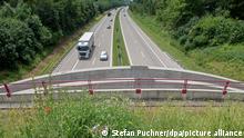 Über die Autobahn A7 spannt sich eine Wildbrücke. Diese begrünte und für Menschen nicht zugängliche Brücke verbindet zwei Waldstücke, die durch die Autobahn voneinander getrennt sind und soll Wildtieren ein gefahrloses Queren der Fahrbahn ermöglichen.