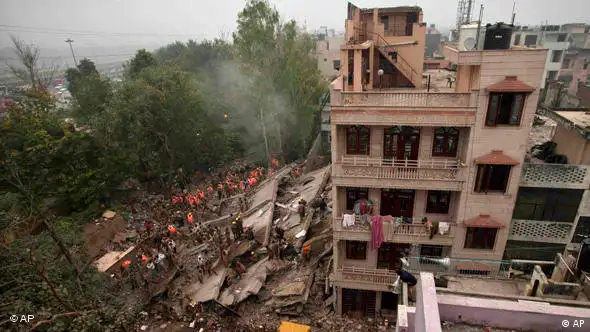 Eingestürztes Haus in Neu Delhi (Foto: AP)
