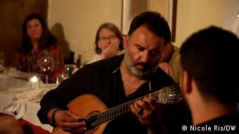 Clubo de Fado, ακούγοντας Φάδο από τον Κάρλος Λεϊτάος