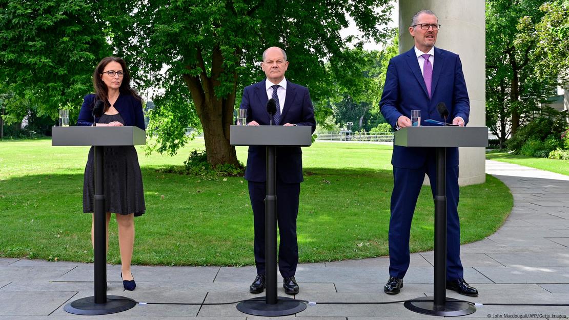 Jasmin Fahimi, šefica Savezna nemačkih sindikata, Olaf Šolc i Rajner Dulger, šef Udruženja nemačkih poslodavaca, maja 2022.