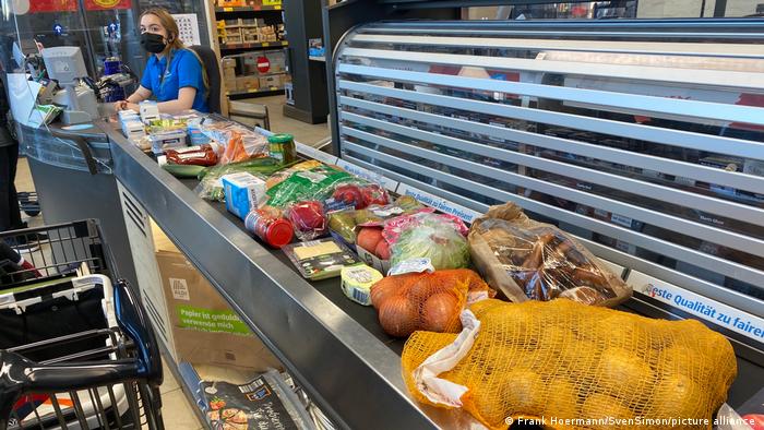 Инфлацията удари и супермаркетите, създавайки сериозен проблем, особено за хората с по-ниски доходи. Като цяло хранителните продукти са поскъпнали с 12,7 процента в сравнение с миналата година, съобщават от Федералната статистическа служба. Макар да се очаква, че в следващите месеци инфлацията ще спадне, засега цените в магазините не предизвикват никакъв оптимизъм.