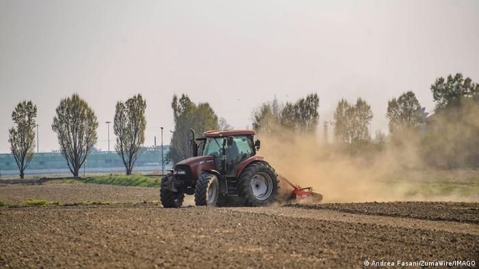Traktor auf einem trockenen Feld bei Mailand