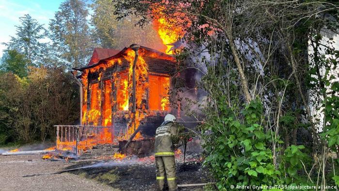 Пожарный борется с огнем в усадьбе Николая Римского-Корсакова под Псковом, 2 июля 2022 года