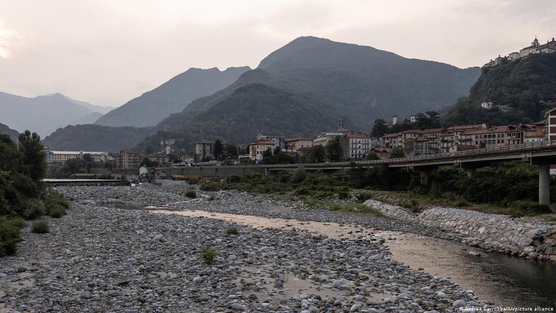 Leito seco do rio Sesia, na região do Piemonte, Itália
