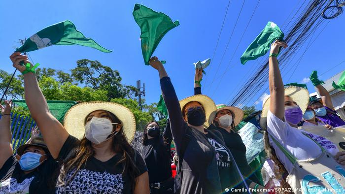 Foto simbólica de mujeres que protestan por la despenalización del aborto en El Salvador