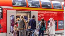 Nicht nur an Feiertagen und an Wochenenden ist das 9-Euro-Ticket beliebt. Auch werktags sind viele Z¸ge und Bahnhˆfe wie hier in Ulm voll. // 09.06.2022: Deutschland, Baden-W¸rttemberg, Ulm. *** The 9 Euro ticket is not only popular on public holidays and weekends. Many trains and stations are also full on weekdays, as here in Ulm 09 06 2022 Germany, Baden W¸rttemberg, Ulm