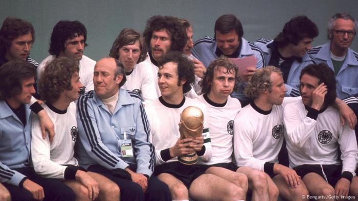 Fußball WM 1974 | Deutsche Mannschaft mit Pokal