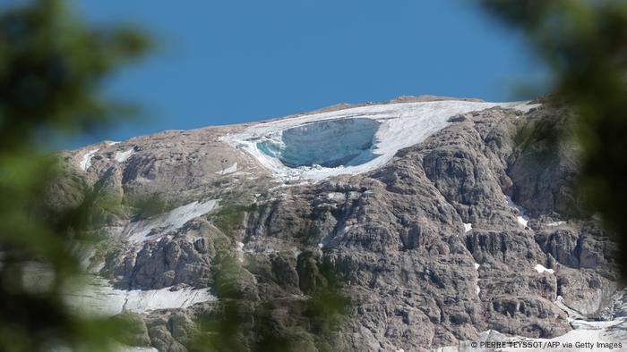 El glaciar se rompió en la Marmolada en los Dolomitas, norte de Italia.