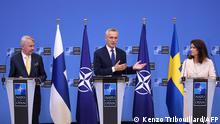 La OTAN firma protocolos de adhesión de Suecia y Finlandia, Rusia intensifica bombardeos en el este de Ucrania y otras noticias