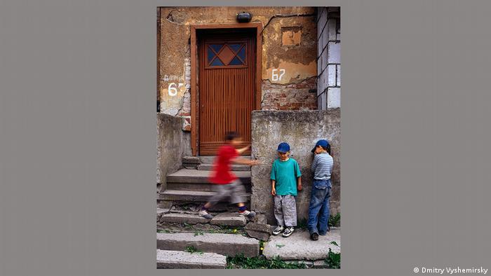 Kinder spielen vor einem Haus