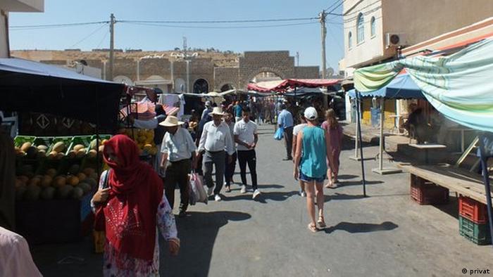 في بلدة الزهراء جنوب تونس تشكل عائدات المهاجرين في الخارج موردا أساسيا للسكان 