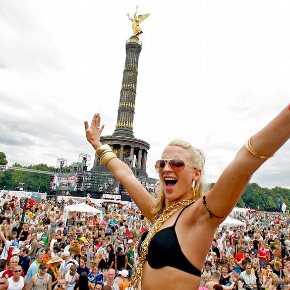 Love Parade' returns as 'Rave the Planet' – DW – 07/08/2022