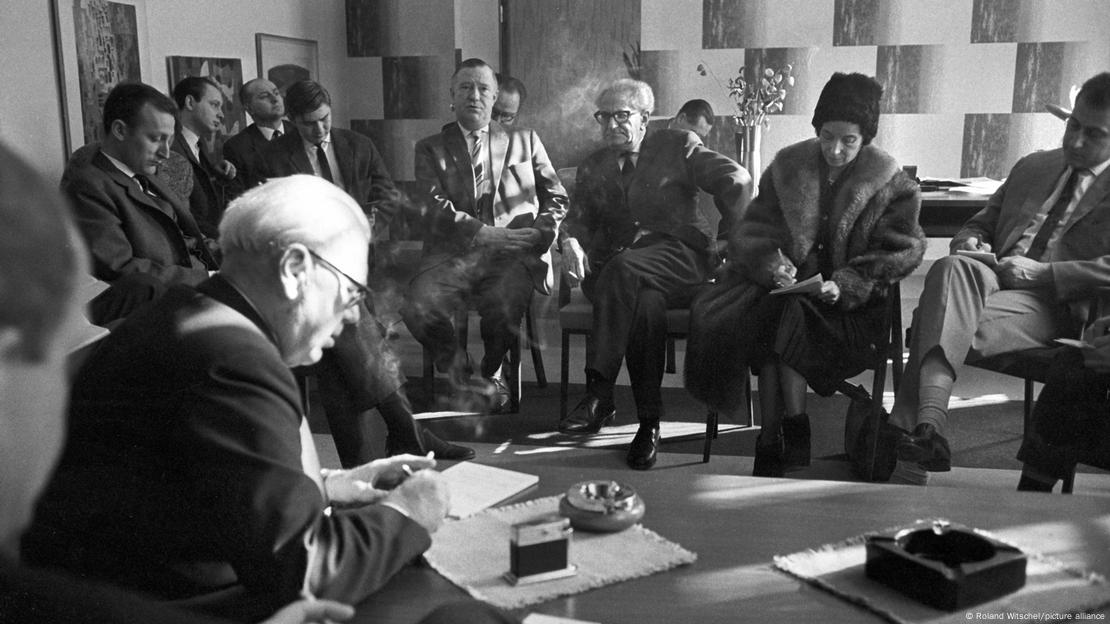 Главният прокурор на ФРГ Фриц Бауер на пресконференция през 1964 година. Именно той предава на Мосад най-съществените данни за местонахождението на нацисткия престъпник Адолф Айхман.