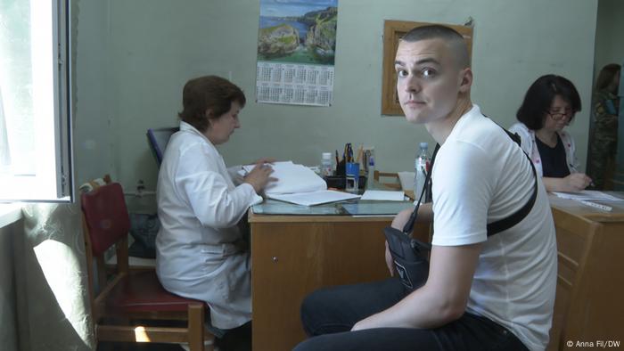 Військовозобов'язаний хлопець під час проходження медичної комісії у військкоматі Військовозобов'язаний хлопець під час проходження медичної комісії у військкоматі